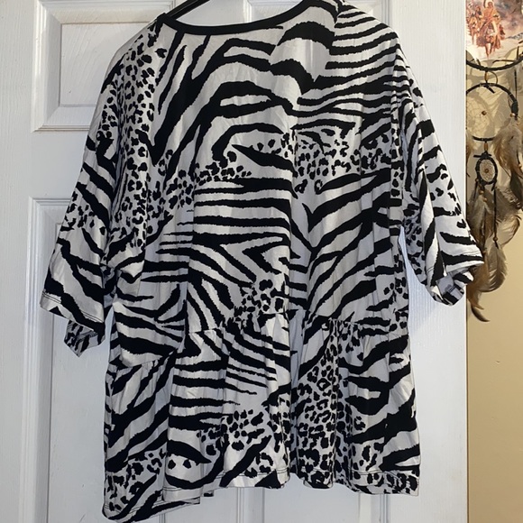 Peplum short sleeve shirt with black and white print - Picture 5 of 5